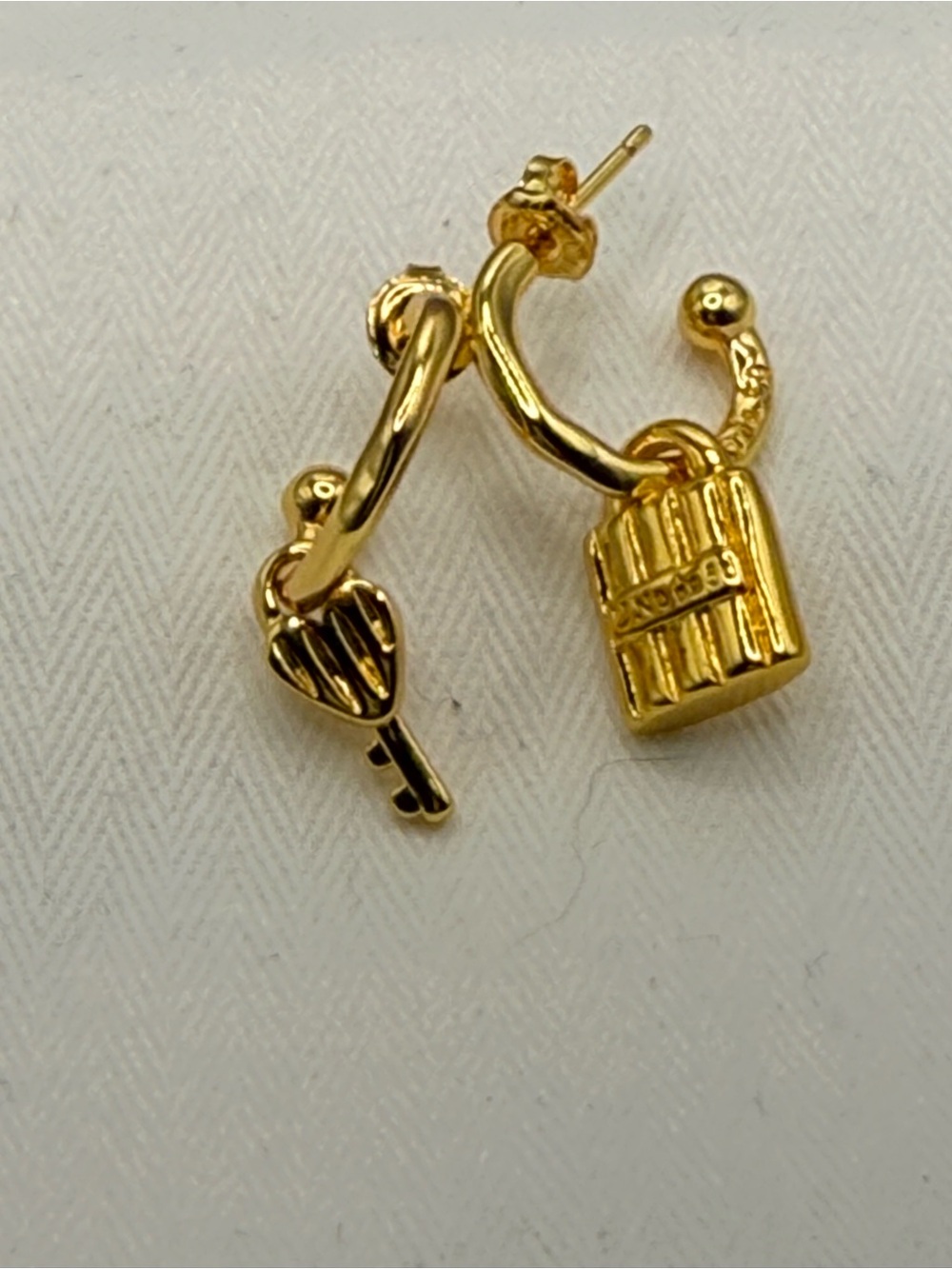 UNO de 50 Gold Key and Padlock Hoop Earrings